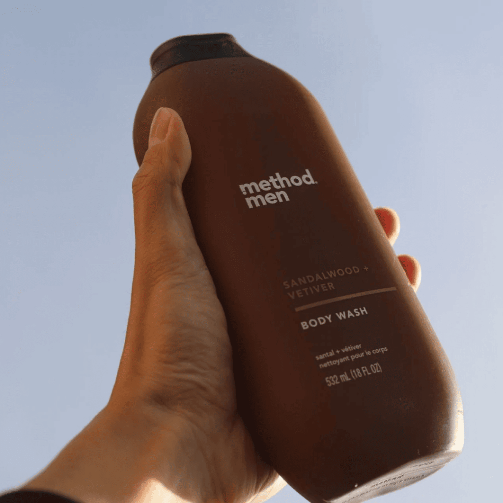 Gel de ducha masculino Method Men Sandalwood + Vetiver para una base amaderada y elegante antes del perfume.